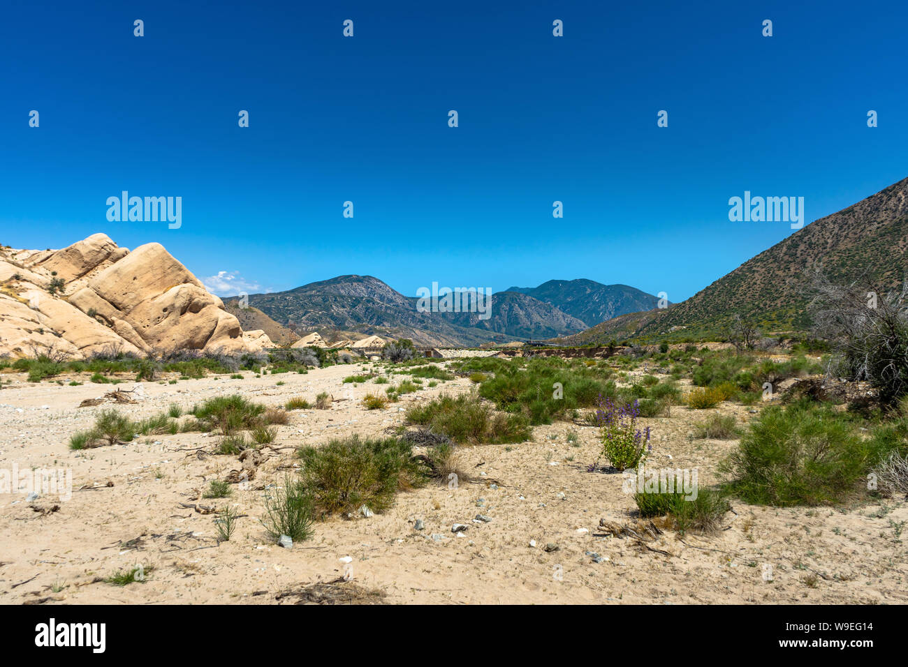 Tal im Cajon Pass am Mormon Rocks entlang der San Andreas Störung im San Bernardino National Forest, Kalifornien. Stockfoto