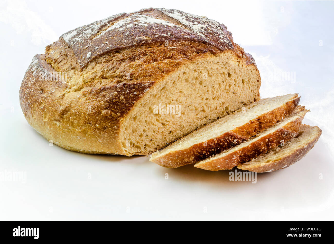 Dunkle Roggenbrot mit drei Schichten auf einem weißen Hintergrund isoliert. Stockfoto