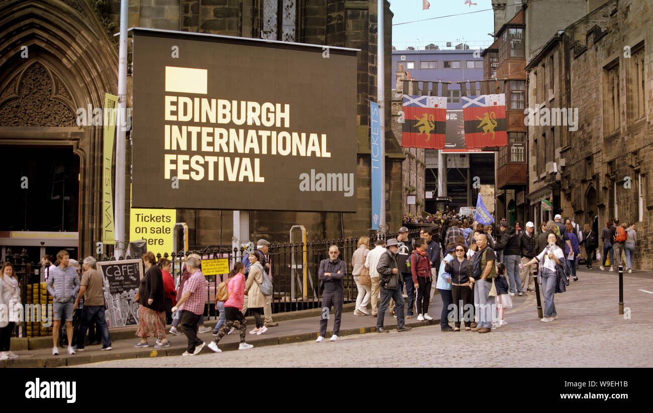 Edinburgh, Schottland, Großbritannien. 13 Aug, 2019. Edinburgh Fringe Festival war heute als die Hauptattraktion in Großbritannien sah Darsteller die Änderung in Wetter auf der Royal Mile, um Ihr Erscheinen zu fördern und für Straßenkünstler auf deren Stufe von der Straße zu unterhalten Genießen Sie gestimmt. Credit: Gerard Fähre / alamy Leben Nachrichten Stockfoto