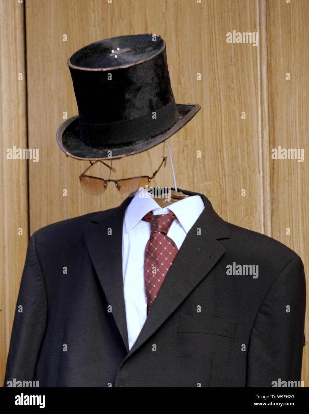 Edinburgh, Schottland, Großbritannien. 13 Aug, 2019. Edinburgh Fringe Festival war heute als die Hauptattraktion in Großbritannien sah Darsteller die Änderung in Wetter auf der Royal Mile, um Ihr Erscheinen zu fördern und für Straßenkünstler auf deren Stufe von der Straße zu unterhalten Genießen Sie gestimmt. Credit: Gerard Fähre / alamy Leben Nachrichten Stockfoto