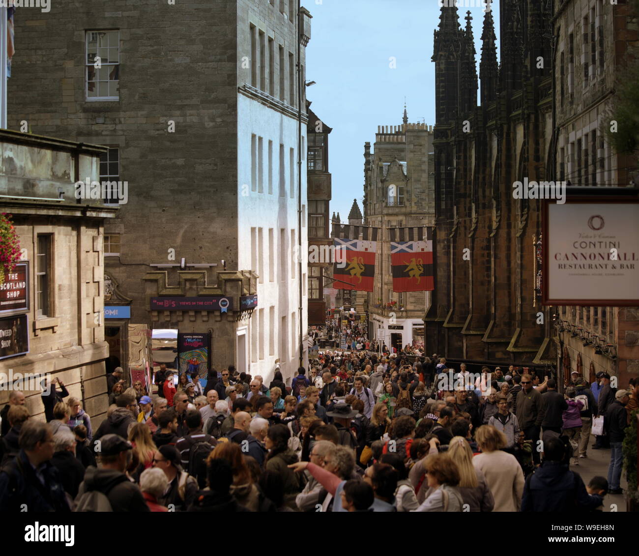 Edinburgh, Schottland, Großbritannien. 13 Aug, 2019. Edinburgh Fringe Festival war heute als die Hauptattraktion in Großbritannien sah Darsteller die Änderung in Wetter auf der Royal Mile, um Ihr Erscheinen zu fördern und für Straßenkünstler auf deren Stufe von der Straße zu unterhalten Genießen Sie gestimmt. Credit: Gerard Fähre / alamy Leben Nachrichten Stockfoto
