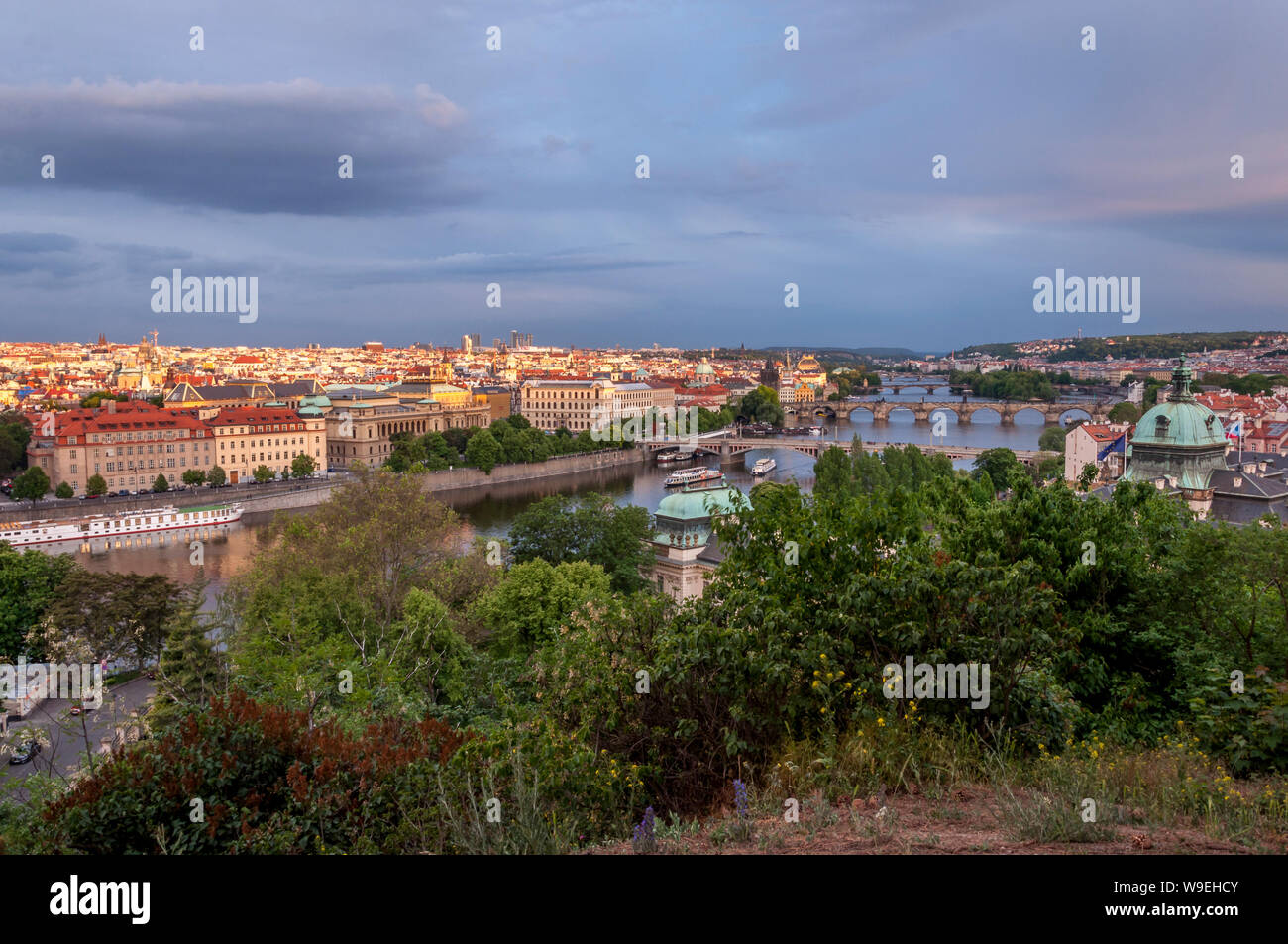 Panorama Aussicht auf die Prager Skyline mit Brücken und Moldau in den späten Nachmittag. Prag, Tschechische Republik Stockfoto