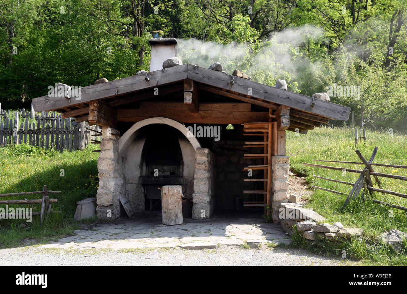 Brotbackhaus im Heimatmuseum. Das Markus Wasmeier Freilichtmuseum Schliersee hat seit Mai 2007 seine Pforten geöffnet. Auf rund 60 000 Quadratmetern k Stockfoto