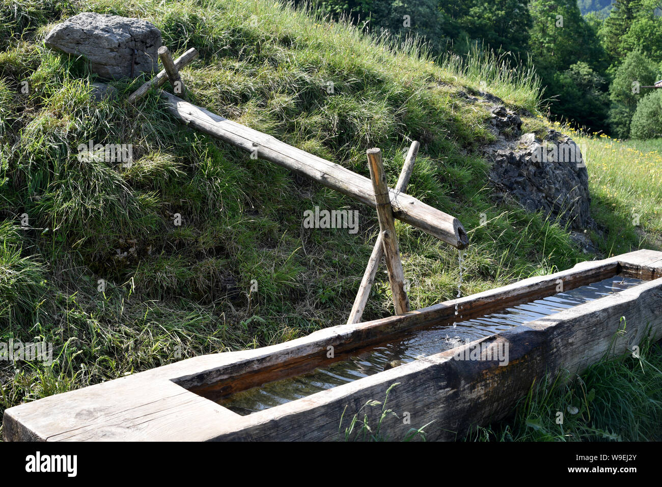 Historischer Holzbrunnen im Heimatmuseum. Das Markus Wasmeier Freilichtmuseum Schliersee hat seit Mai 2007 seine Pforten geöffnet. In rund 60 000 Qua Stockfoto