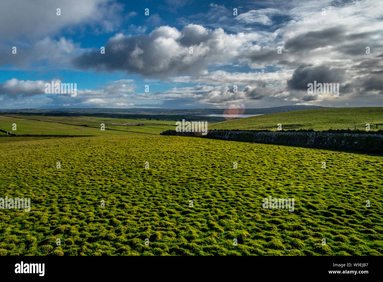 Grünes Irland Landschaft mit Wolken Stockfoto