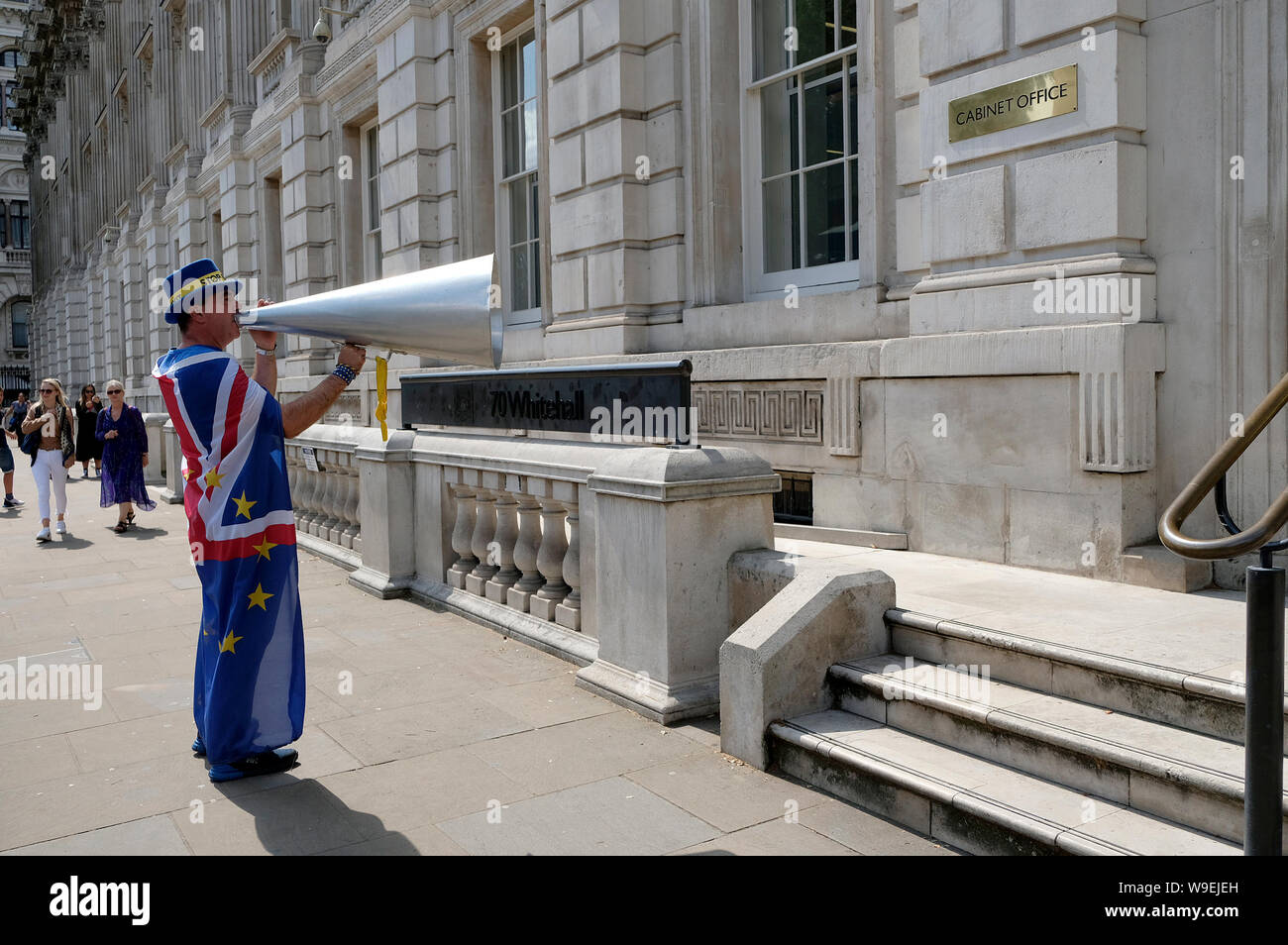 Steve Bray Gesänge Slogans außerhalb des Cabinet Office in London während der anti brexit protestieren. Demonstranten vor das Cabinet Office gesammelt für einen Widerruf Artikel 50 und Brexit zu stoppen, zu verlangen. Stockfoto