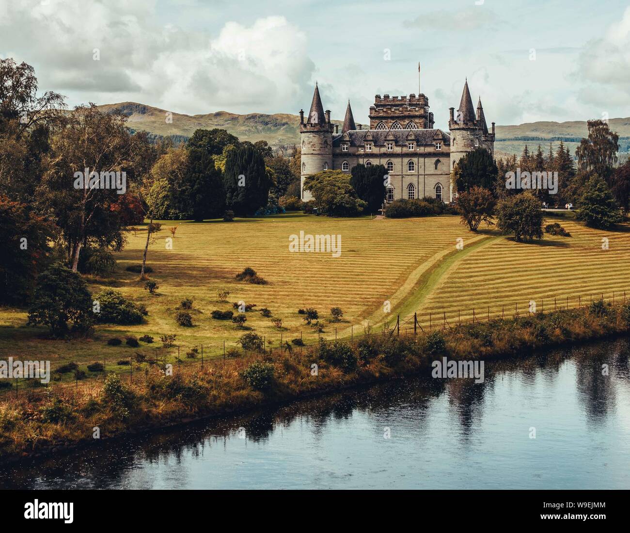 Inveraray Castle & Gardens in der Nähe von Loch Fyne an der Westküste Schottlands ist ein Türmchen aus dem 18. Jahrhundert Schloss von neugotischen Architektur. Stockfoto