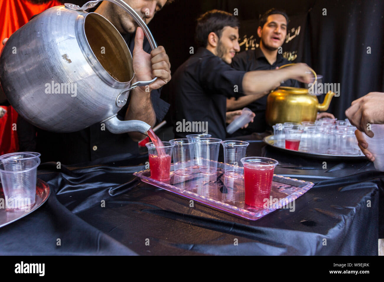 Aber nicht alle sind klagt und Traurigkeit während der ashura. In den Straßen der Städte, Taten der Freundlichkeit und der Liebe geschehen, auch als eine Art lebendig halten. Stockfoto