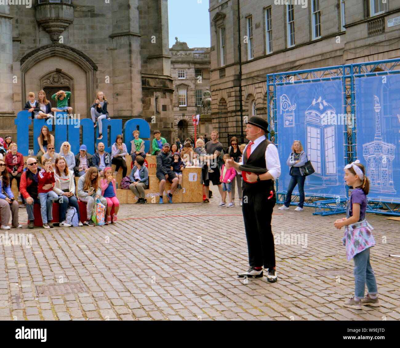 Edinburgh, Schottland, Großbritannien. 13 Aug, 2019. Edinburgh Fringe Festival war heute als die Hauptattraktion in Großbritannien sah Darsteller die Änderung in Wetter auf der Royal Mile, um Ihr Erscheinen zu fördern und für Straßenkünstler auf deren Stufe von der Straße zu unterhalten Genießen Sie gestimmt. Credit: Gerard Fähre / alamy Leben Nachrichten Stockfoto