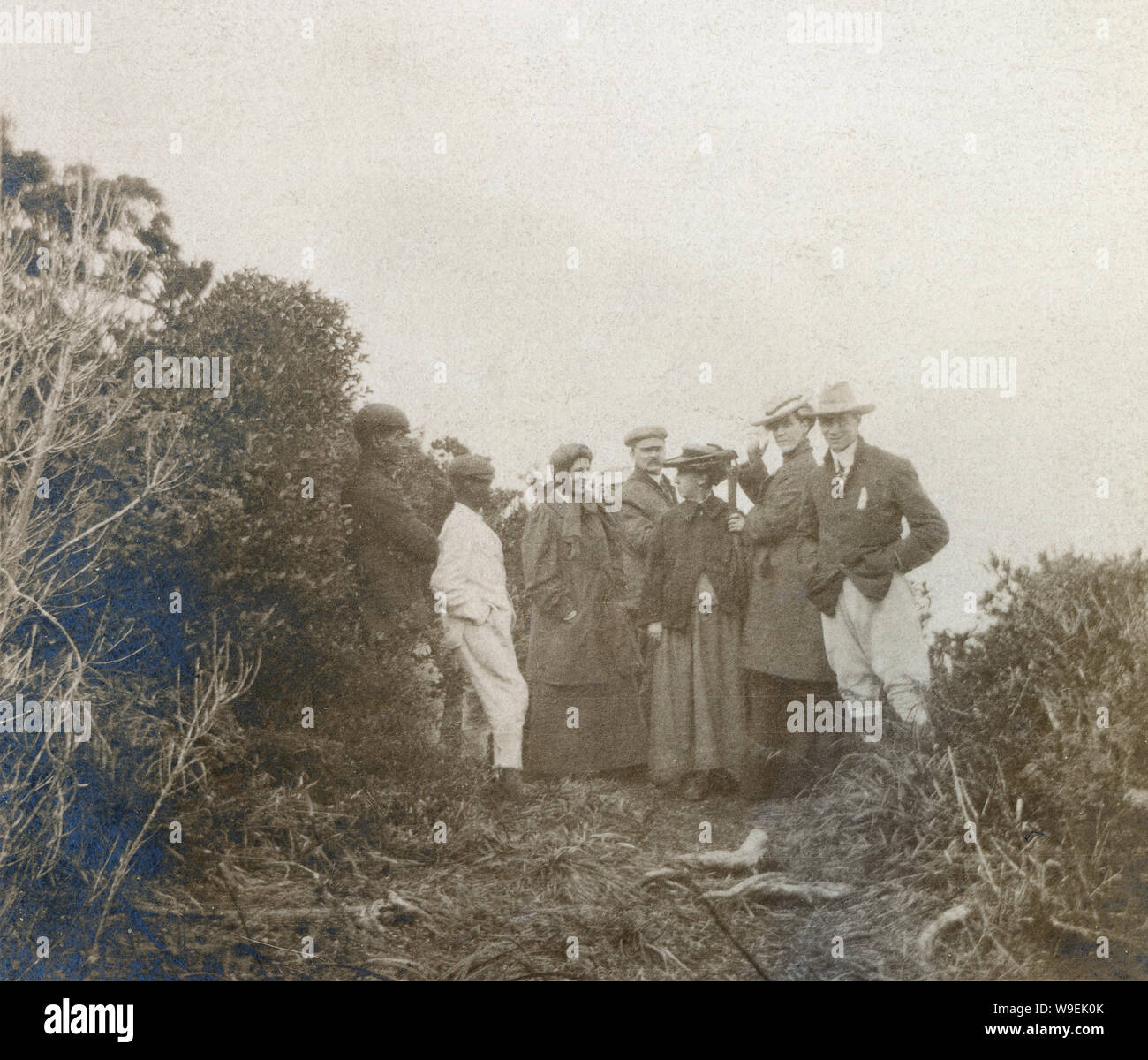 Antike c 1890 Foto, Weiß und Afrikanische amerikanische Gruppe im Freien. Standort unbekannt, USA. Quelle: original Foto. Stockfoto