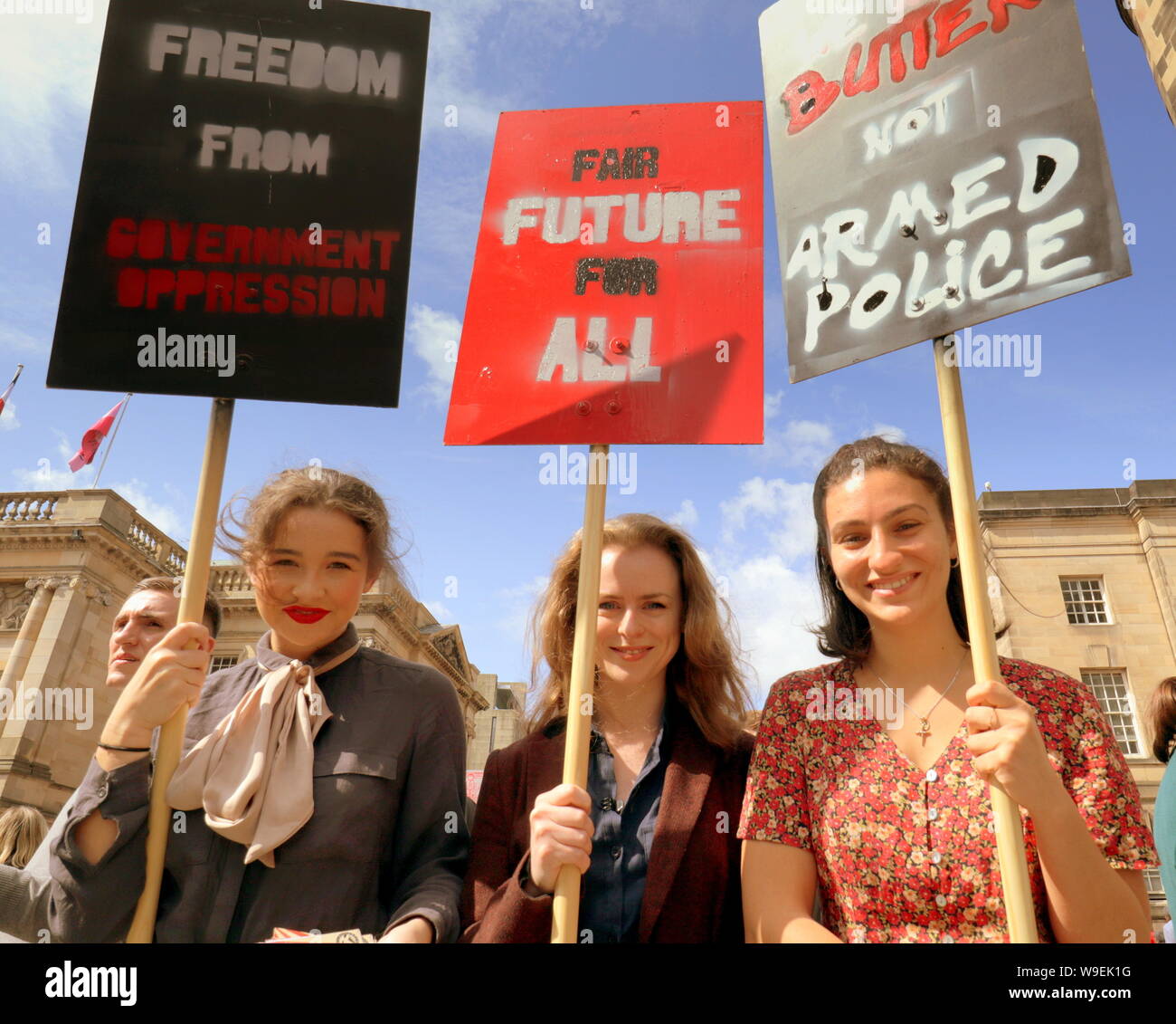 Edinburgh, Schottland, Großbritannien. 13 Aug, 2019. Edinburgh Fringe Festival war heute als die Hauptattraktion in Großbritannien sah Darsteller die Änderung in Wetter auf der Royal Mile, um Ihr Erscheinen zu fördern und für Straßenkünstler auf deren Stufe von der Straße zu unterhalten Genießen Sie gestimmt. verantwortlichen Trainer Schottland mit Mauern und Brücken mit der wahren Geschichte der Ostdeutschen Aufstand 1953. Gerard Fähre / alamy Live News Credit: Gerard Fähre / alamy Leben Nachrichten Stockfoto