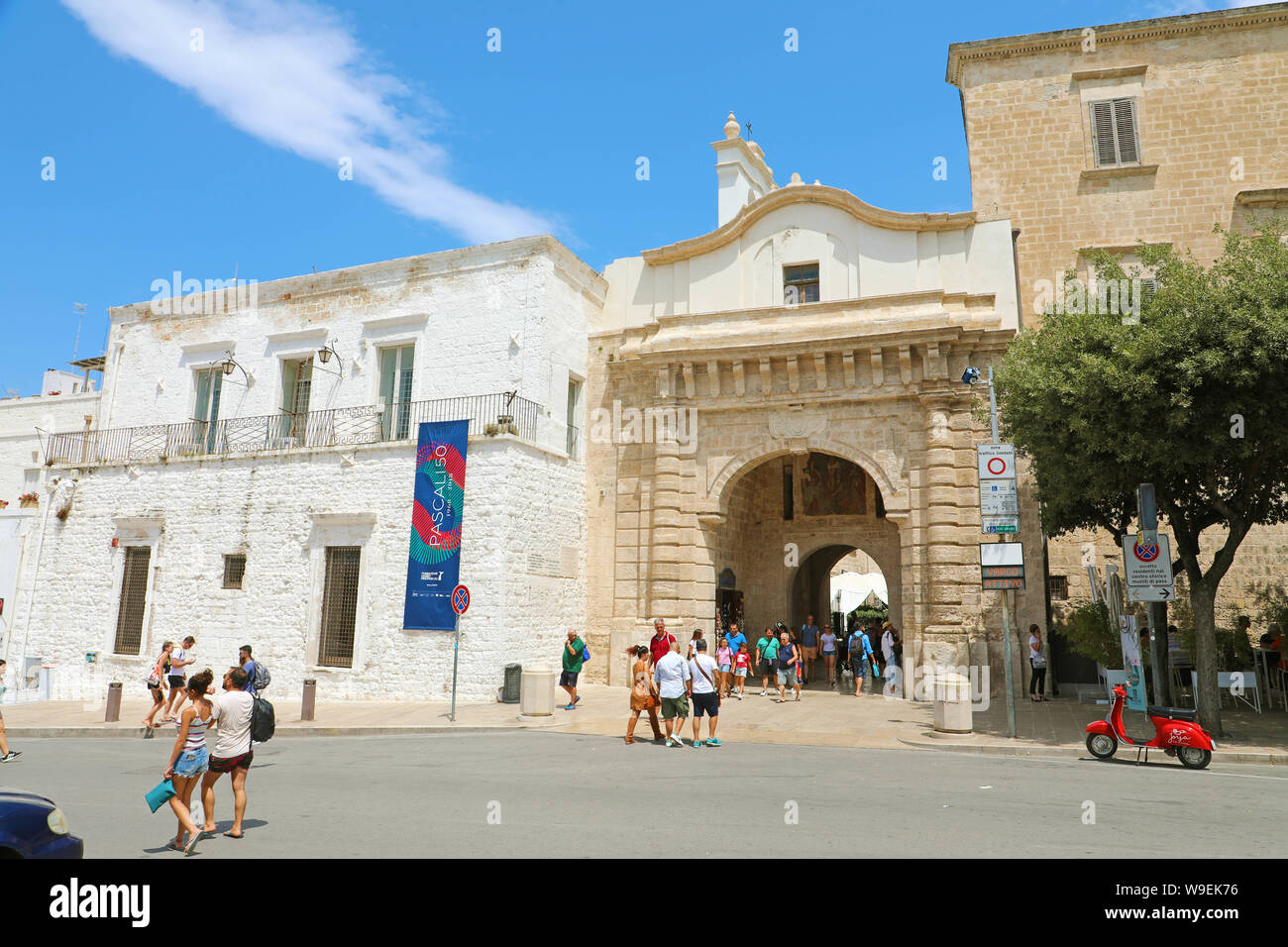 POLIGNANO A MARE, ITALIEN - Juli 28, 2019: Arco Marchesale Tor der Altstadt in Polignano a Mare, Italien Stockfoto