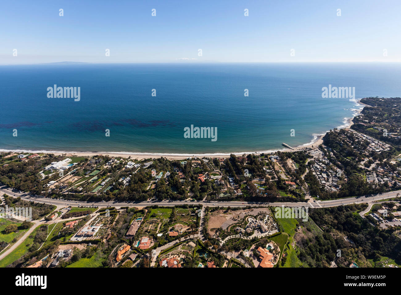 Antenne von Ocean View Villen, Wohnungen und Grundstücken entlang der Pacific Coast Highway in Malibu, Kalifornien. Stockfoto