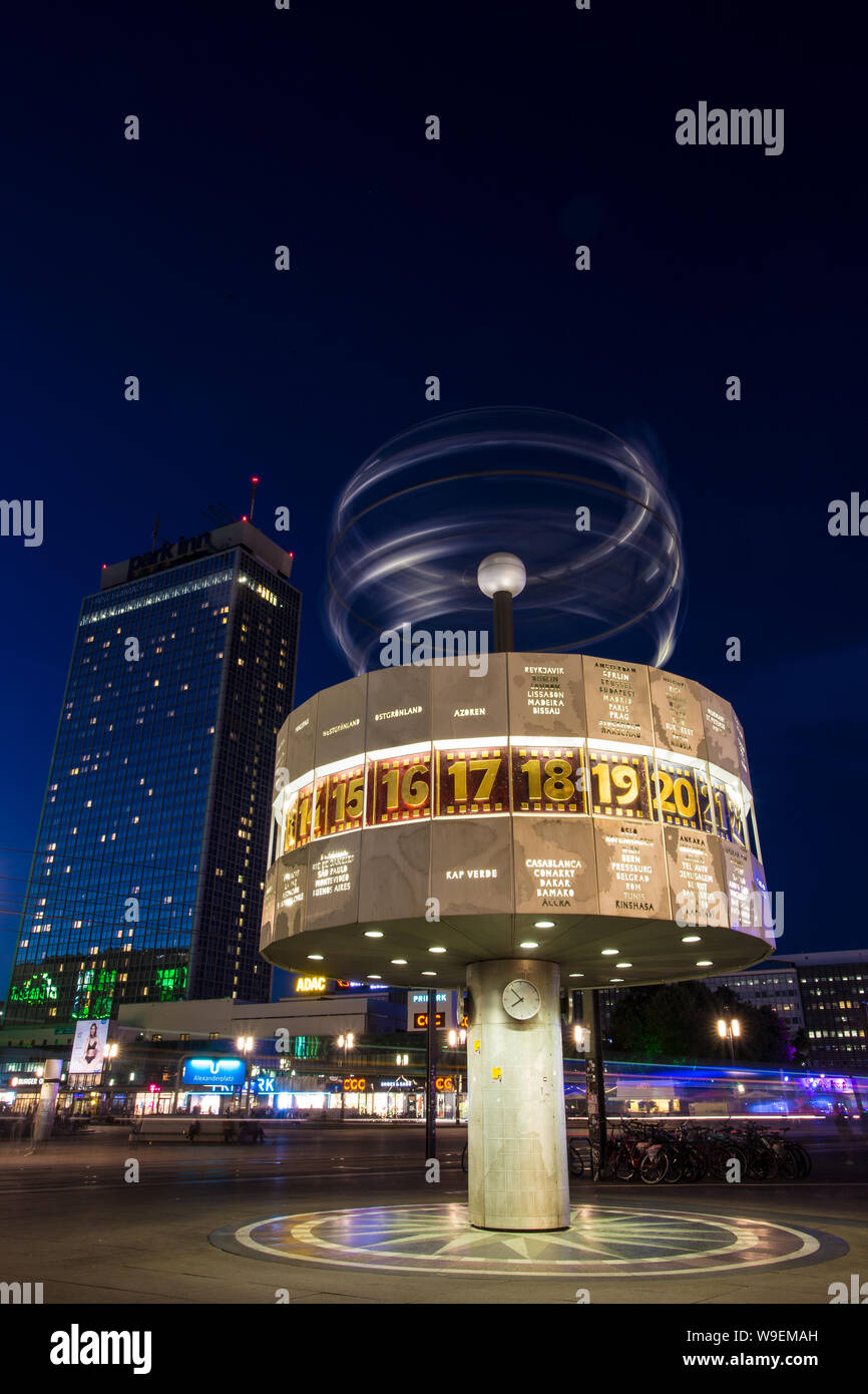 Weltzeituhr am Alexanderplatz in Berlin in der Nacht Stockfoto