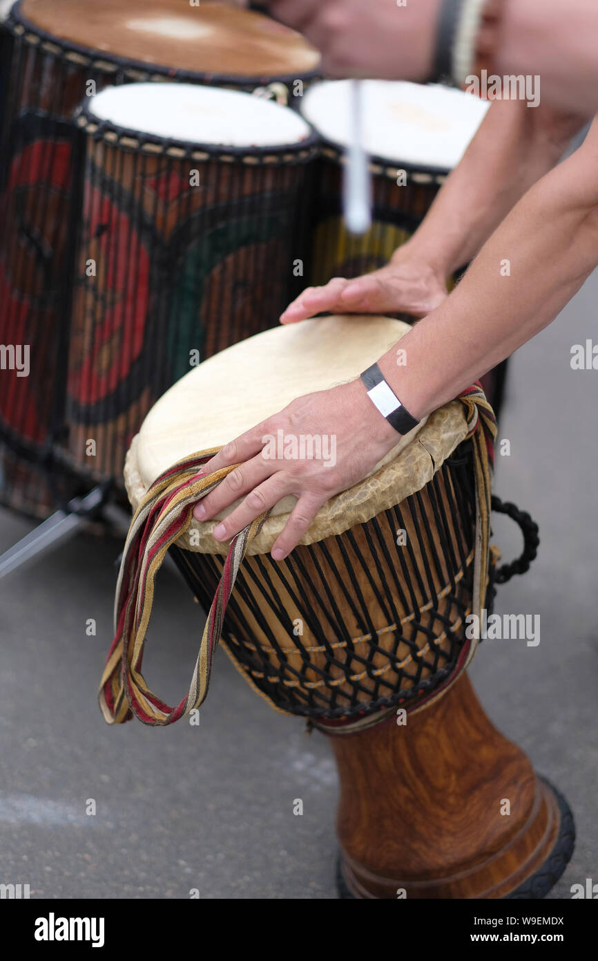 Ethnische Trommel in die Hände eines Musikers - Teilnehmer in einem Konzert Percussion Musik während der Aufführung der Komposition. Stockfoto