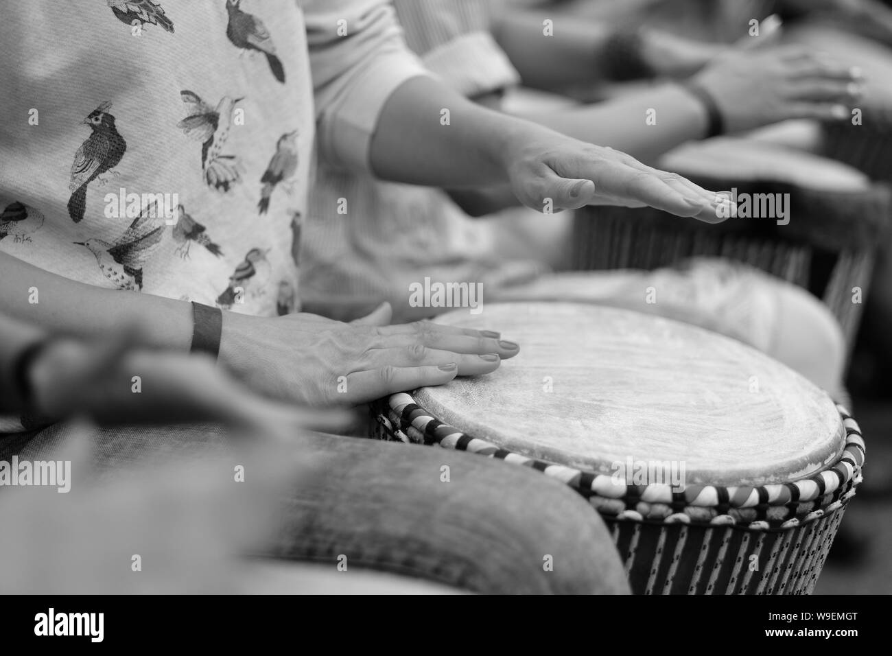 Rede von einer Gruppe von Mädchen, die ethnischen Trommeln bei einem Konzert von Percussion Musik Stockfoto