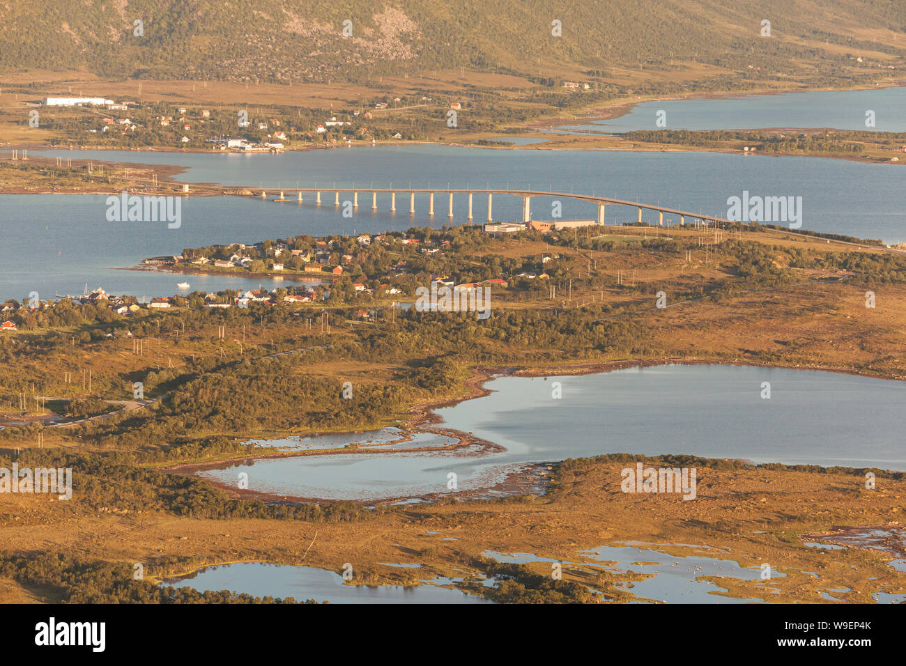 Blick auf Risøyhamn aus Bjørnskinntinden auf Andøy, Norwegen Stockfoto