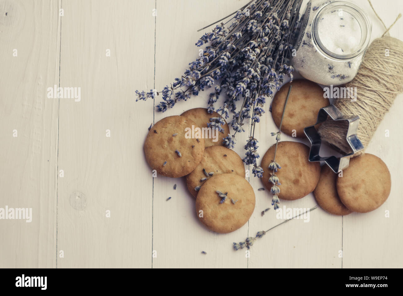 Lavendel Cookies auf hellem Holztisch mit getrockneten Lavendelblüten Stockfoto