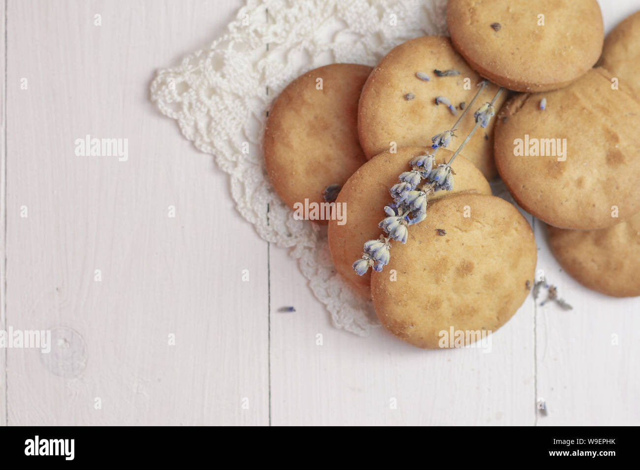 Lavendel Cookies auf hellem Holztisch mit getrockneten Lavendelblüten Stockfoto