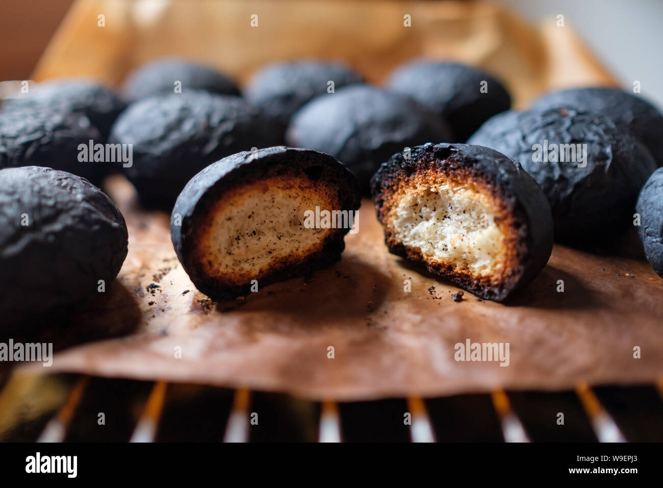 Mehrere verwöhnt Schwarzbrot verbrannt. Verkohltes Essen. Stockfoto