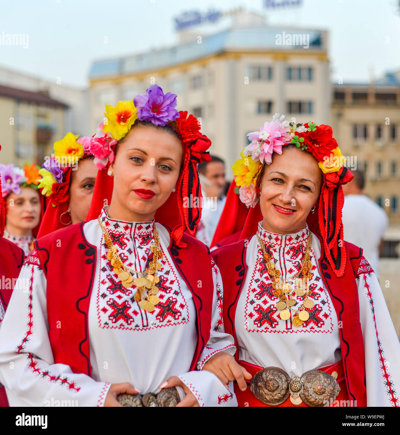 SKOPJE/Mazedonien - 28. AUGUST 2018: Bulgarische Künstler in Skopje Internationales Festival für Musik und Tanz Parade über die Steinerne Brücke in Richtung Mac Stockfoto