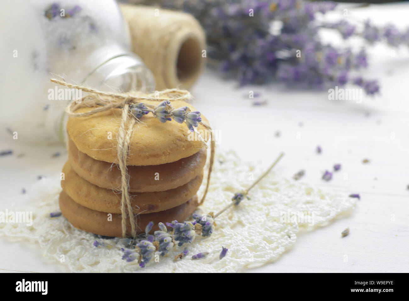 Lavendel Cookies auf hellem Holztisch mit getrockneten Lavendelblüten Stockfoto