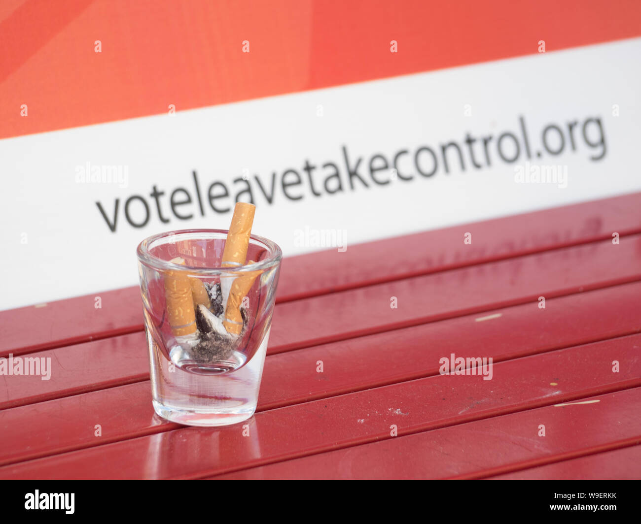 Vergangenheit Brexit und Abstimmung politische Kampagne Website Link mit Zigaretten im Vordergrund verlassen Stockfoto