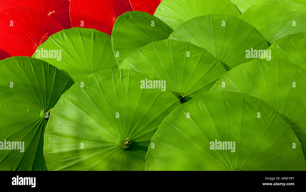 Sonnenschirme für den Verkauf in Bo Sang, Thailand Stockfoto