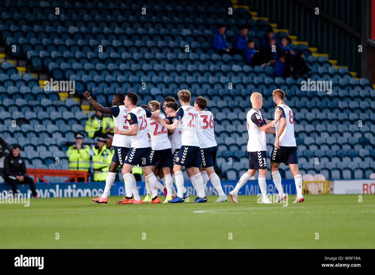 Rochdale, Großbritannien. 13. Aug 2019. Bolton feiern nach Bolton Wanderers Mittelfeldspieler Ronan Darcy die öffnung Ziel während der carabao Pokalspiel zwischen dem Rochdale und Bolton Wanderers an Spotland Stadion, Rochdale am Dienstag, dem 13. August 2019 zählte. Nur die redaktionelle Nutzung, eine Lizenz für die gewerbliche Nutzung erforderlich. Foto darf nur für Zeitung und/oder Zeitschrift redaktionelle Zwecke (Credit: Andy Whitehead | MI Nachrichten) Credit: MI Nachrichten & Sport/Alamy Live-Nachrichten verwendet werden. Stockfoto