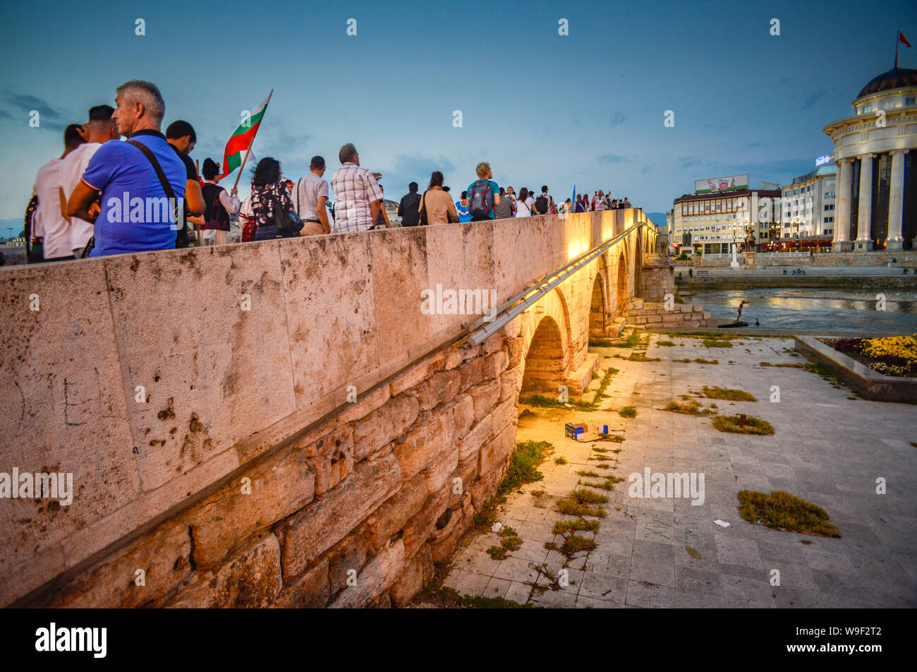 SKOPJE/Mazedonien - 28. AUGUST 2018: Skopje Internationales Festival für Musik und Tanz, mit mehreren nationalen Teilnehmer zurück über die Brücke Richtung Stockfoto