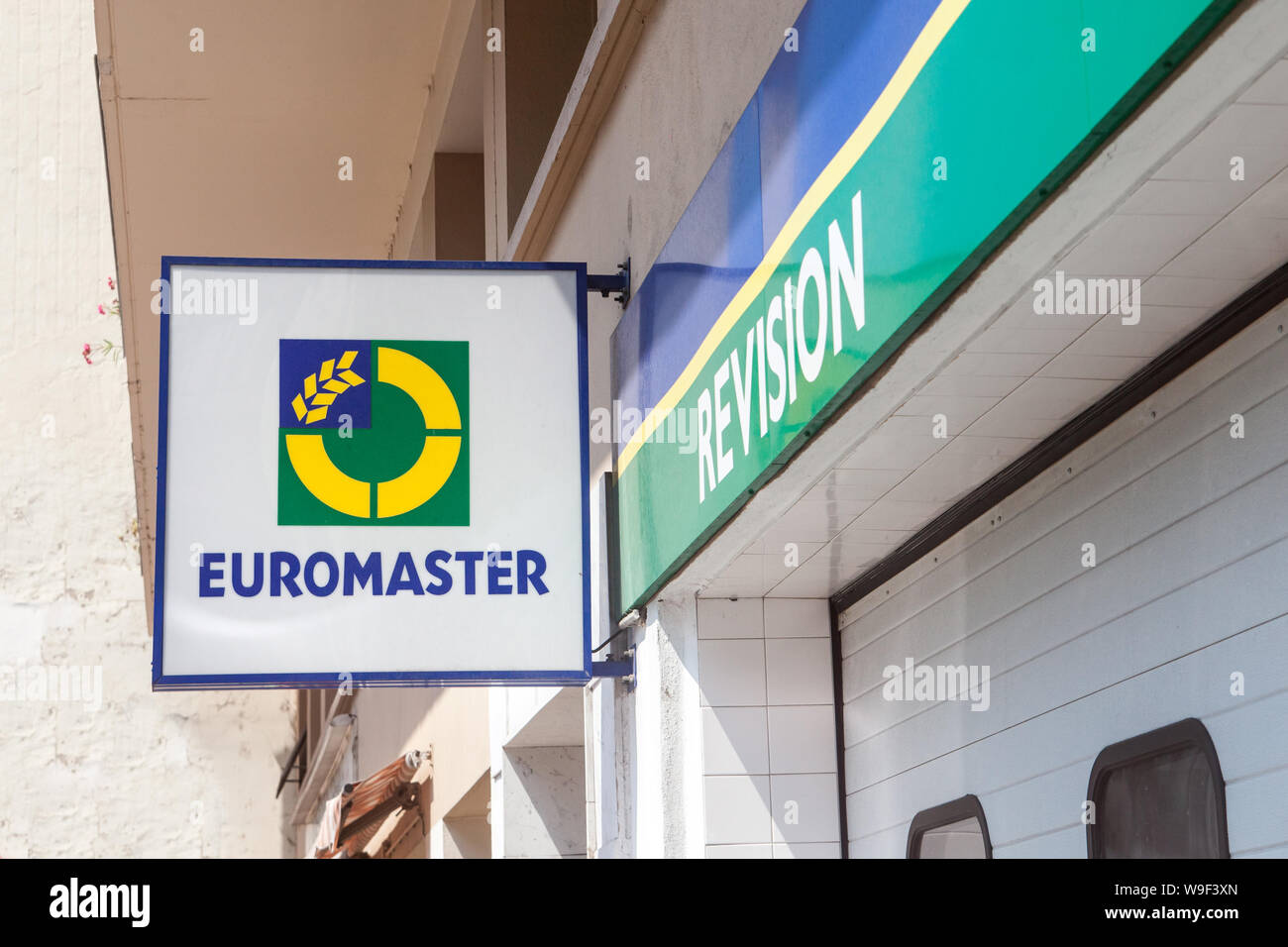 LYON, Frankreich - 15. JULI 2019: Euromaster Logo Vor Ihren lokalen Händler Garage in Lyon. Teil von Michelin, Euromaster ist eine Kette von Reifen distrib Stockfoto