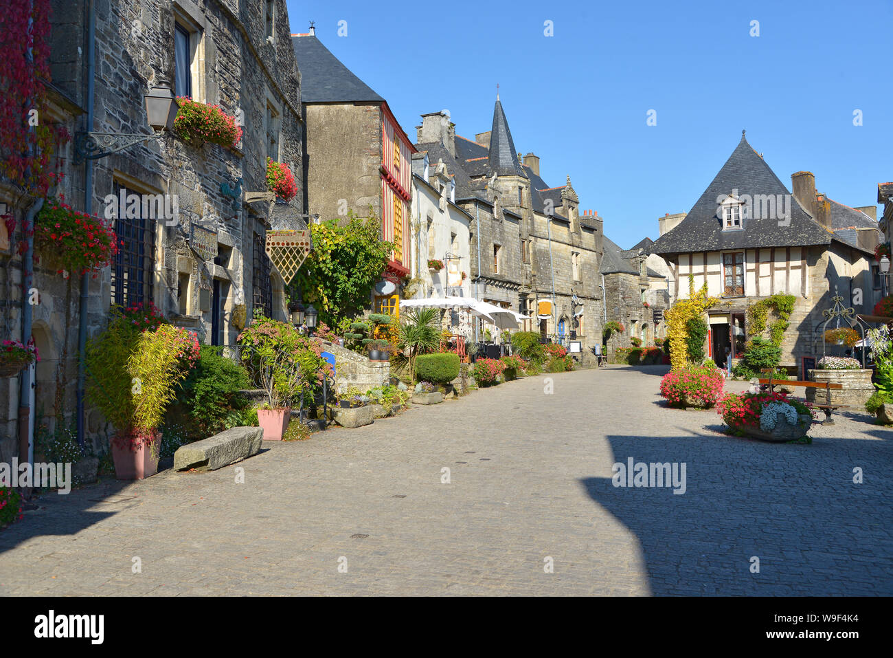 Die Innenstadt von Rochefort en Terre, eine französische Gemeinde im Département Morbihan in der Bretagne im Nordwesten Frankreichs. Rochefort-en-Terre ist ein ausgewiesener "Petite C Stockfoto