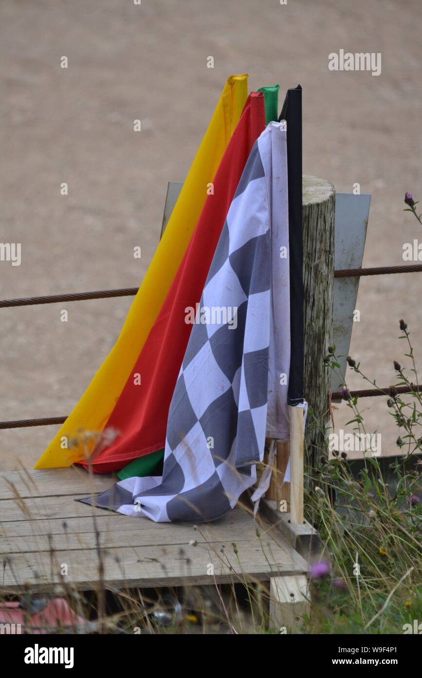 Motorradrennungsflaggen - karierte Flagge - Warnflaggen - Motorsport - Grass Track Oval Racing - Hunmanby Raceway - Yorkshire UK Stockfoto