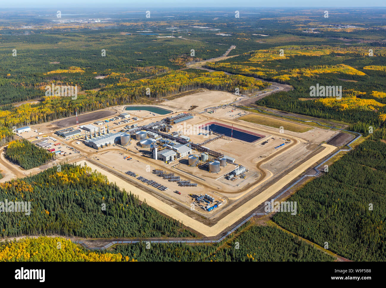 Luftbild von Devon Makrelen drei SAGD (Steam Assisted Gravity Drainage) Operationen in der oiil Sands südlich von Fort McMurray, Alberta. Stockfoto