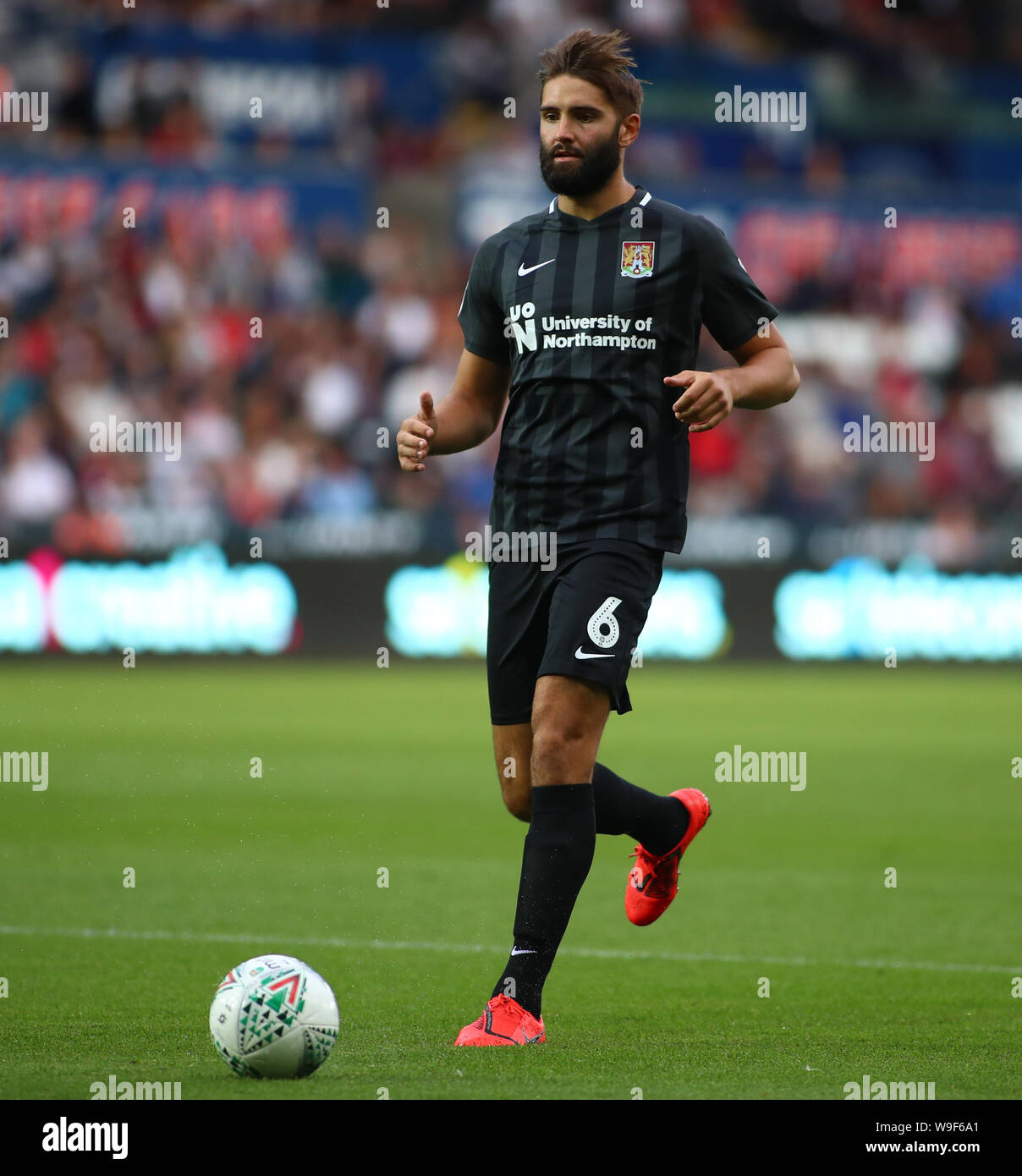 Swansea, Glamorgan, Wales, UK. Am 13. August 2019; Liberty Stadium, Swansea, Glamorgan, Wales; Carabao Schale, Englische Fußball-Liga Cup, Swansea City gegen Northampton Town; Jordanien Turnbull von Northampton Town - Streng redaktionelle Verwendung. Keine Verwendung mit nicht autorisierten Audio-, Video-, Daten-, Spielpläne, Verein/liga Logos oder "live" Dienstleistungen. On-line-in-Match mit 120 Bildern beschränkt, kein Video-Emulation. Credit: Aktion Plus Sport Bilder/Alamy leben Nachrichten Stockfoto