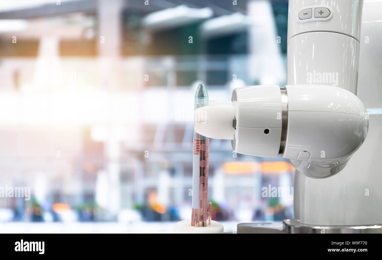 Robotik Trends cobot Technology Business Konzept. Automation kollaborative Roboter Technologie Roboterarm für dienen die Massenproduktion pen mit flare Licht Stockfoto