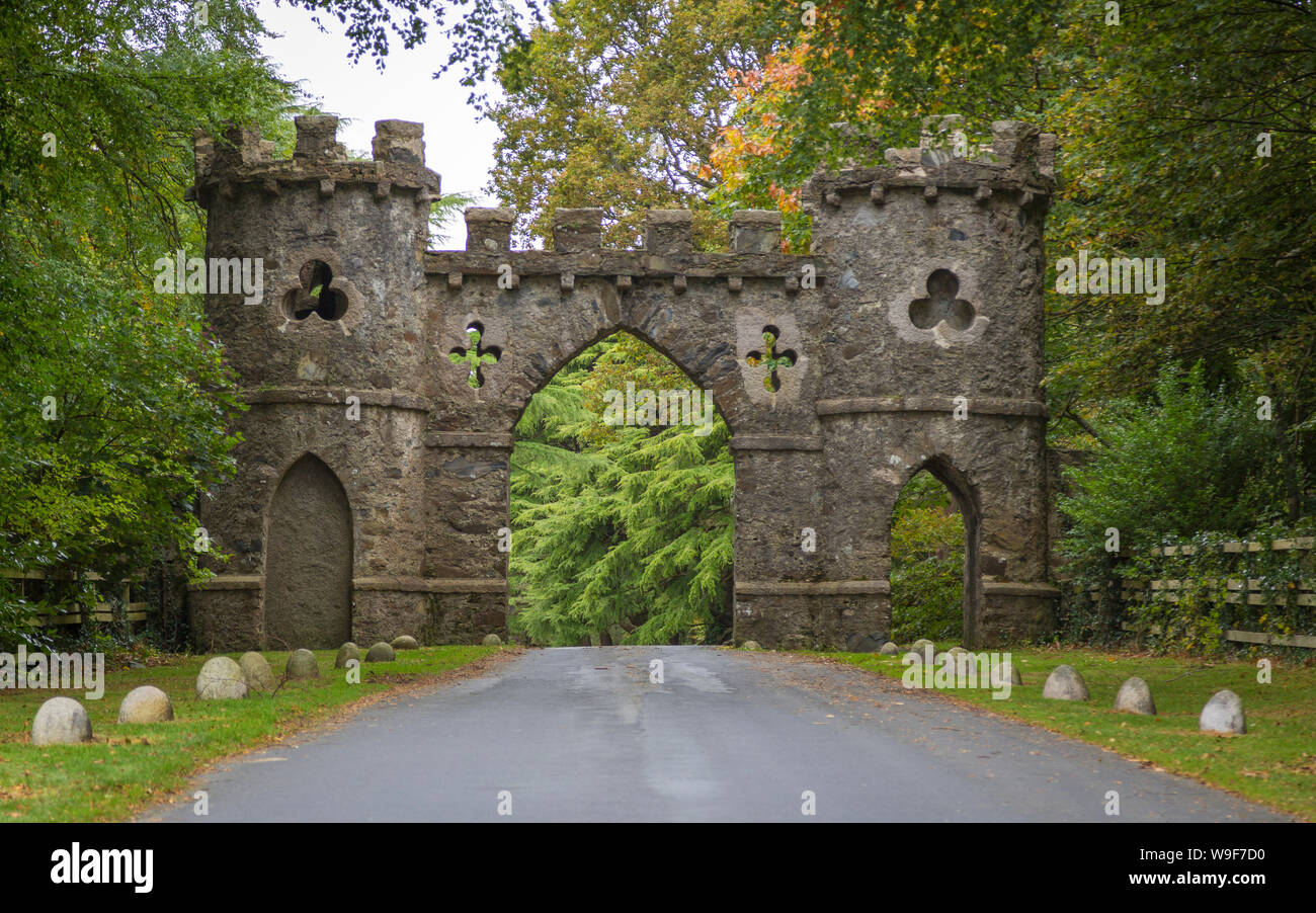 Barbican Gate zur Tollymore Forest Park Stockfoto