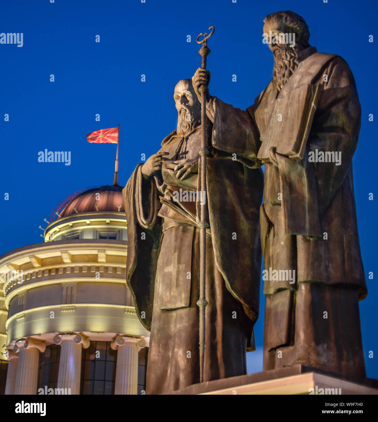 SKOPJE/Mazedonien - 28. AUGUST 2018: die Statuen der hll. Cyrill und Methodius, die in der Dämmerung beleuchtet neben dem Museum für Archäologie in Mazedonien Square Stockfoto