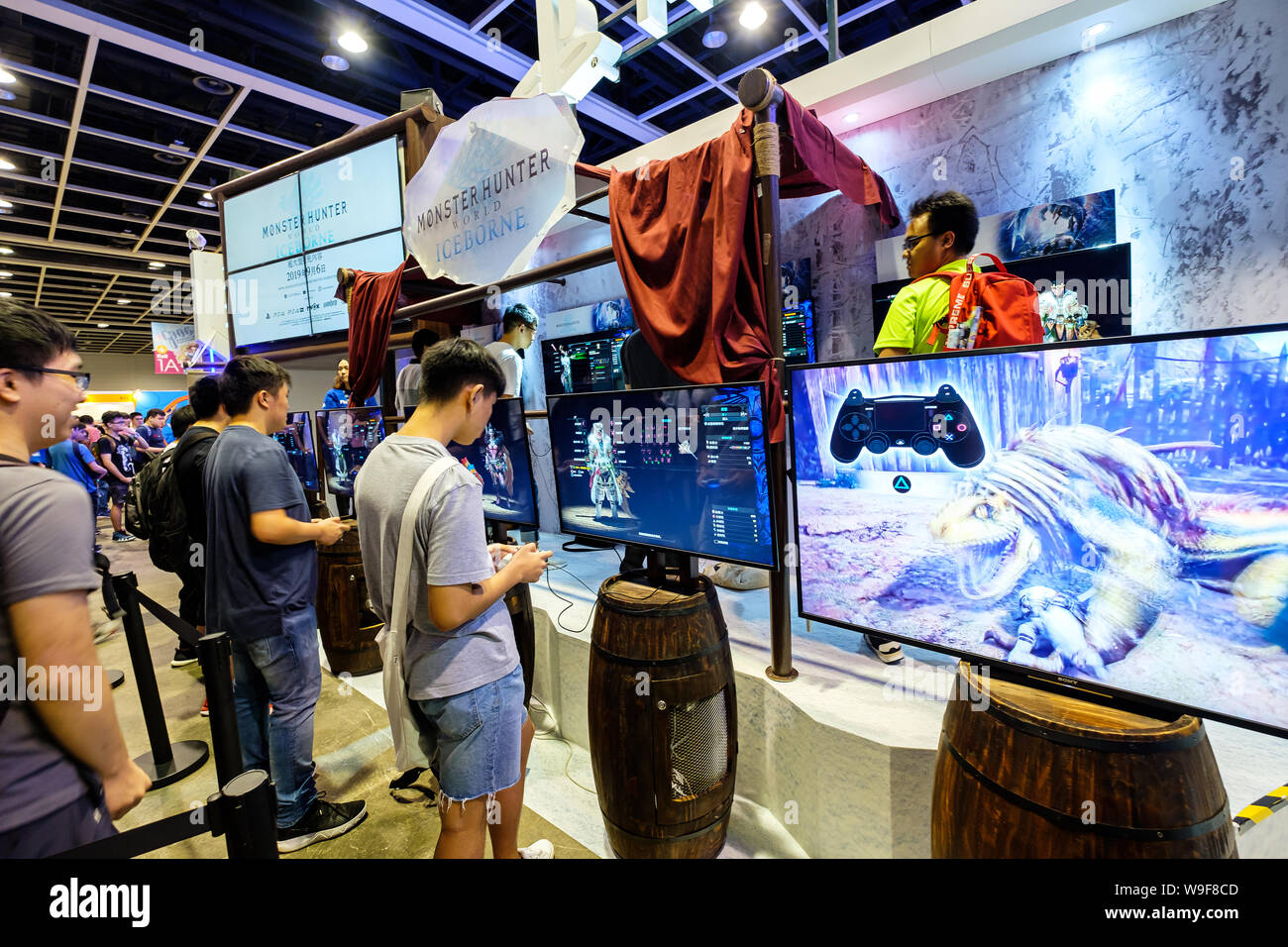 Besucher gesehen spielen eine Sony PS4 Monster Hunter Spiel während der Die Ani-Com & Spiele HK Ausstellung in Hongkong. ACGHK ist die perfekte Plattform für die Absatz- und Geschäftsmöglichkeiten in der großen Welle von Kreativwirtschaft und digitale Unterhaltung Entwicklung. Als die populärste Sommerkarneval in Hongkong. Stockfoto