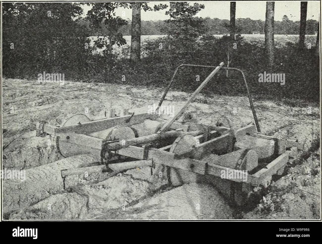 Archiv Bild von Seite 24 der Kultur der "flue-cured" Tabak. Die Kultur des "flue-cured" Tabak cultureoffluecur 16 Mathematik Jahr: 1913 (DIE KULTUR DER "flue-cured" Tabak. 23, auf der Theorie, dass das breite Bett hält die Feuchtigkeit besser und verleiht dem Werk einen besseren Start. In den meisten Abschnitten jedoch, die Kon- sensus der Stellungnahme scheint zu sein, dass die 2-furche Bett ist nur als satis - Werk. In der leichten Böden des neuen Riemens das Bett ist in die endgültige Form für Pflanzen, durch Ziehen nach unten und leicht Verpackung oben auf dem Grat. Eine Baumwolle Pflanzmaschine entlang der Zeile gezeichnet wird häufig für diese Purpos verwendet Stockfoto