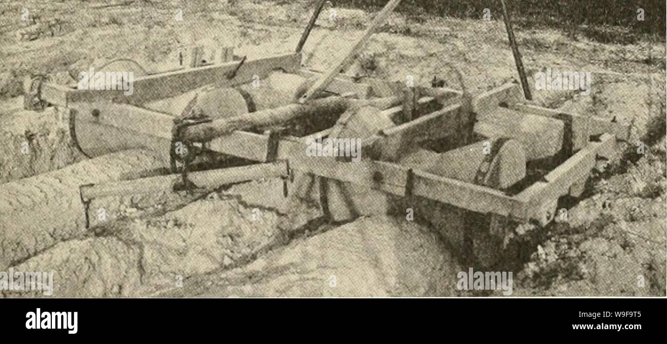 Archiv Bild von Seite 24 der Kultur der "flue-cured" Tabak. Die Kultur des "flue-cured" Tabak cultureoffluecur 00 Mathematik Jahr: 1913 (DIE KULTUR OP "flue-cured" Tabak. 23 iiiiuli' bis 'Theorie, tho breites Bett liolil. s die Feuchtigkeit belter iiiul gibt dem phint einen besseren Start. In den meisten Abschnitten jedoch, die Kon- sensus der Stellungnahme scheint zu sein, dass die der Furche Bett jnst ist als satis-Faktor}'. In der leichten Böden des neuen Riemens das Bett ist in die endgültige Form für Pflanzen, durch Ziehen nach unten und leicht Verpackung oben auf dem Grat. Eine Baumwolle Pflanzmaschine entlang der Zeile gezogen wird häufig verwendet für Stockfoto