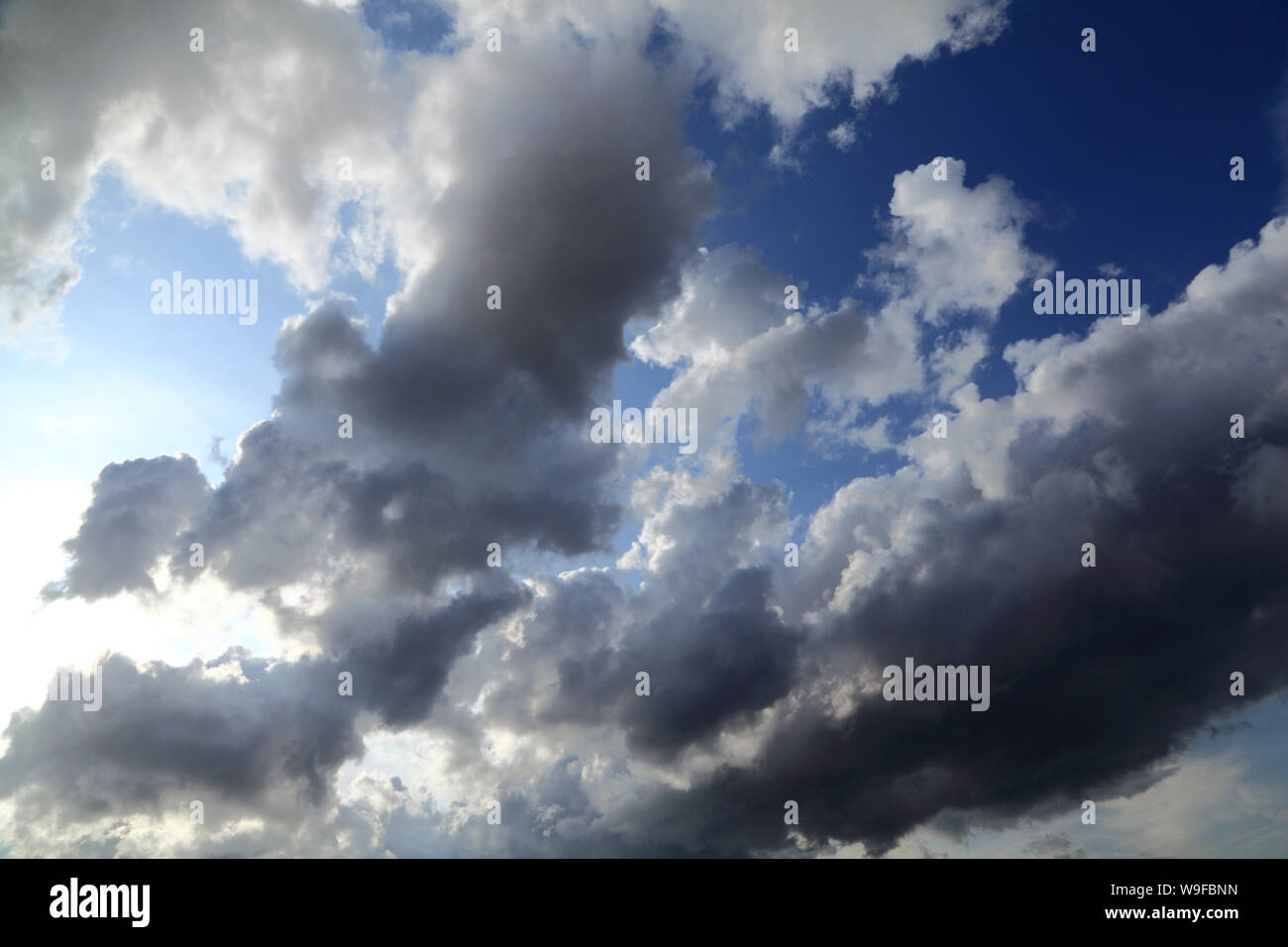 Weiß, Grau, dunkle Wolke, Wolken, blauer Himmel, Himmel, meteorolgy, Wetter Stockfoto