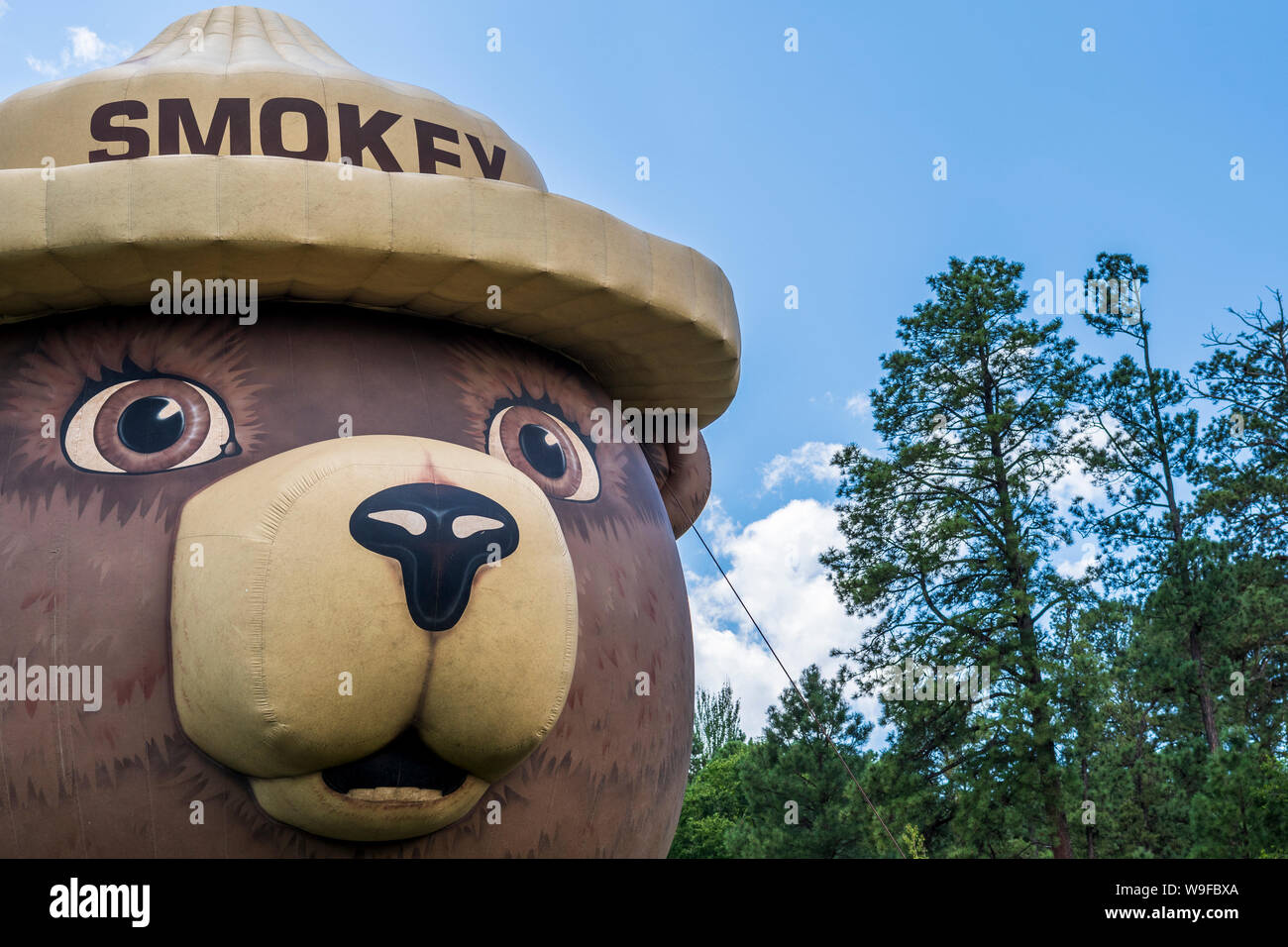 Smokey Bär Heißluftballon an Smokey's 75 Geburtstag Feier, Ruidoso, Lincoln County, Lincoln National Forest, New Mexiko. Stockfoto