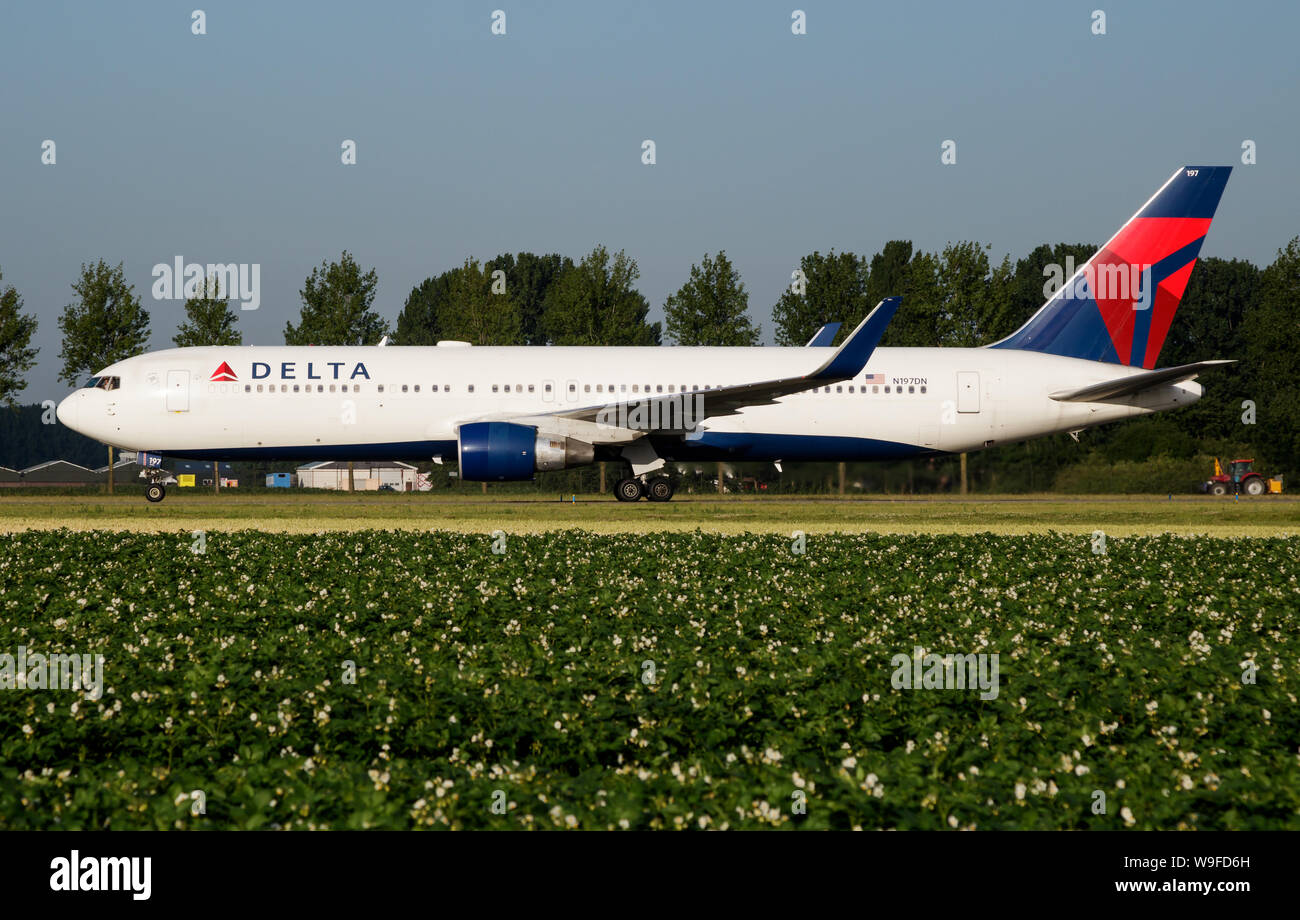 AMSTERDAM/Niederlande - Juli 3, 2017: Delta Airlines Boeing 767-300 N197DN Passagierflugzeug in Amsterdam Schipol Flughafen Rollen Stockfoto