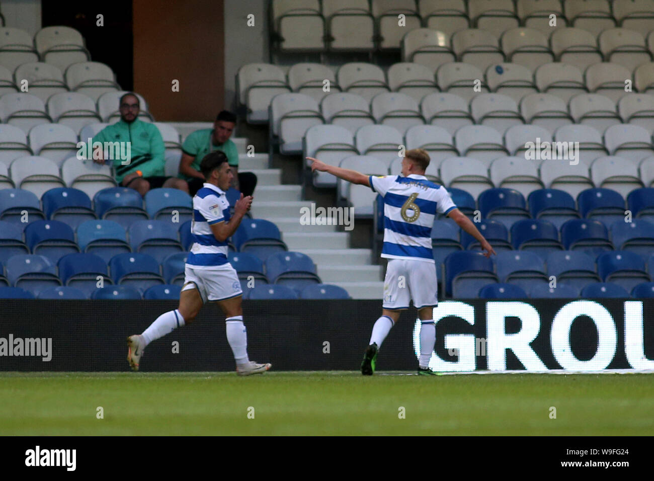 London, Großbritannien. 13 Aug, 2019. Ilias Lehrstuhl für Queens Park Rangers (l) feiert nach dem zweiten Ziel seines Teams zählen während Carabao Schale, EFL Cup Runde 1 übereinstimmen, Queens Park Rangers v Bristol City an Der kiyan Prinz Stiftung Stadium, Loftus Road in London am Dienstag, dem 13. August 2019. Dieses Bild dürfen nur für redaktionelle Zwecke verwendet werden. Nur die redaktionelle Nutzung, eine Lizenz für die gewerbliche Nutzung erforderlich. Keine Verwendung in Wetten, Spiele oder einer einzelnen Verein/Liga/player Publikationen. pic von Tom Smeeth/Andrew Orchard sport Fotografie/Alamy Live news Credit: Andrew Orchard sport Fotografie/Alamy leben Nachrichten Stockfoto