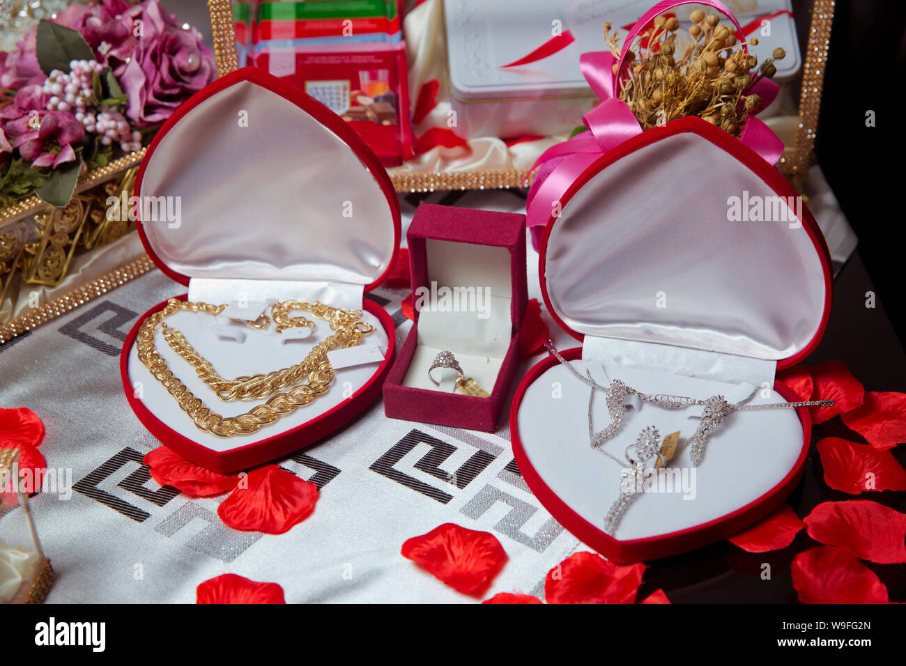 Gold Halskette und Ohrringe und Schmuck mit Perlen und in Box mit rotem Samt als Geschenk für die Braut gegeben werden angezeigt. Gold Stockfoto