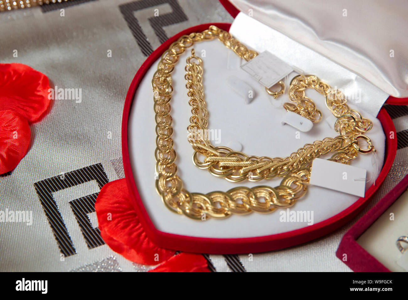 Gold Halskette und Ohrringe und Schmuck mit Perlen und in Box mit rotem Samt als Geschenk für die Braut gegeben werden angezeigt. Gold Stockfoto