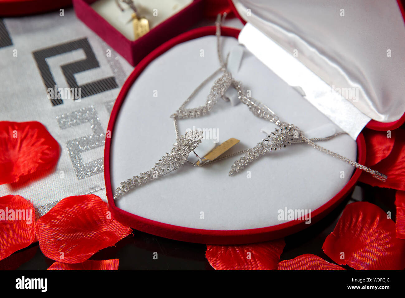 Gold Halskette und Ohrringe und Schmuck mit Perlen und in Box mit rotem Samt als Geschenk für die Braut gegeben werden angezeigt. Gold Stockfoto