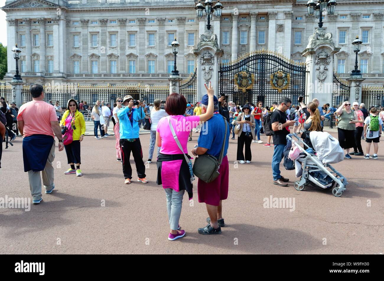 Massen von multi-nationalen Touristen vor den Toren des Buckingham Palace London England Großbritannien Stockfoto