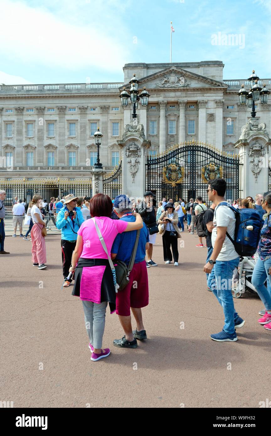 Massen von multi-nationalen Touristen vor den Toren des Buckingham Palace London England Großbritannien Stockfoto